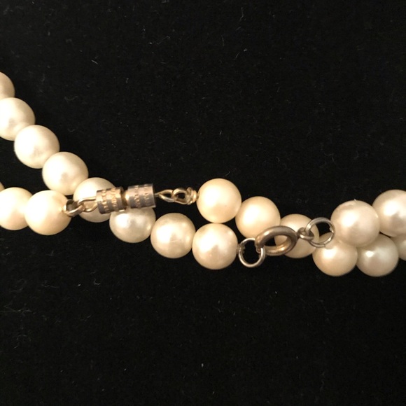 2 Costume Pearl Necklaces EVC 17” and 17.5” L - Picture 8 of 9